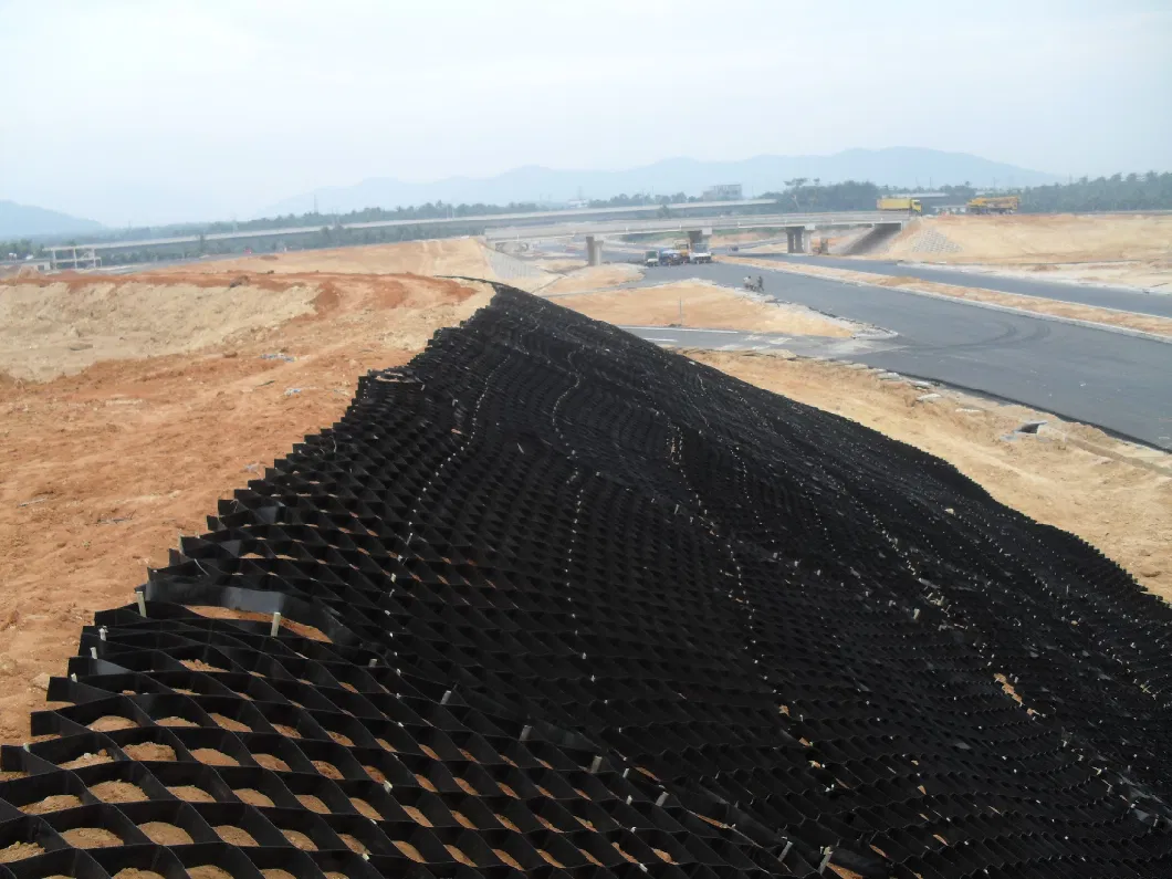 HDPE شبکه خاکستری مواد سیستم راهروی ساختاری Geocell برای تقویت جاده ها سبد چمن شبکه 13