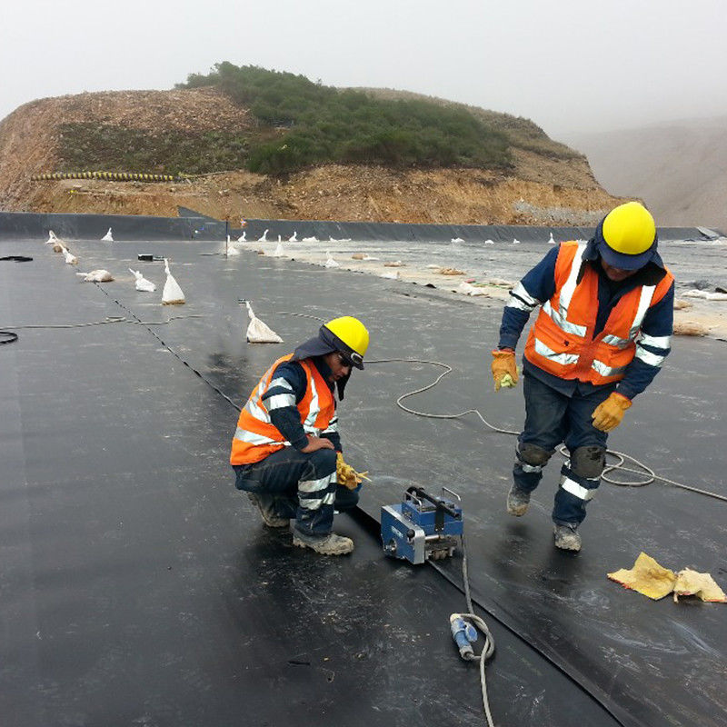 100٪ مواد نوجوانی ASTM استاندارد GM13 HDPE Geomembrane Liner 0.3mm 0.5mm 1.0mm 1.5mm 2.0mm برای دفن زباله / استخر میگو