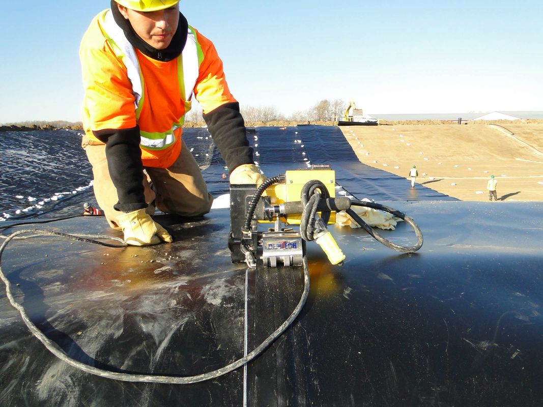 ژئوممبران HDPE بادوام برای لاینر استخر پرورش ماهی، لاینر پلاستیکی ضد آب برای استخرهای آبزی پروری، حوضچه ها و مخازن آب