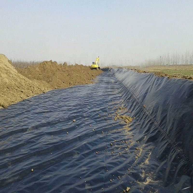 پلی اتیلن با تراکم بالا (HDPE) ژئوممبران ها پوشش های مقاوم در برابر اشعه ی UV سیاه پوشش های استخر های پلی اتیلن برای مخزن زباله 1.5mm ضخامت ژئوممبران 500N قدرت کششی