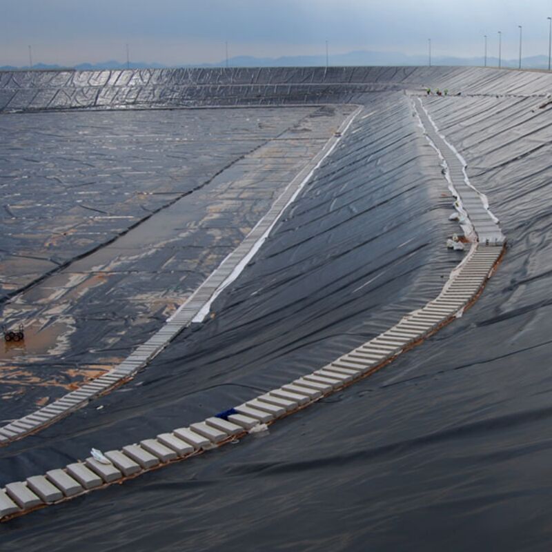 ژئوممبران صنعتی HDPE به ضخامت 0.75 میلی‌متر برای کاربردهای ضدآب‌سازی استخرهای پرورش ماهی، لاینر حوضچه‌ها و سدها